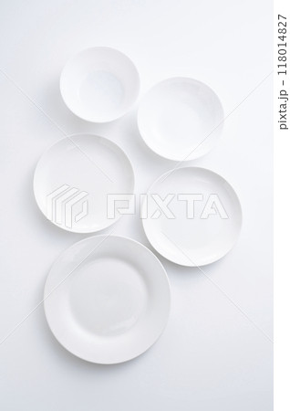 シンプルな白い皿 118014827