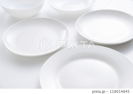 シンプルな白い皿 118014845