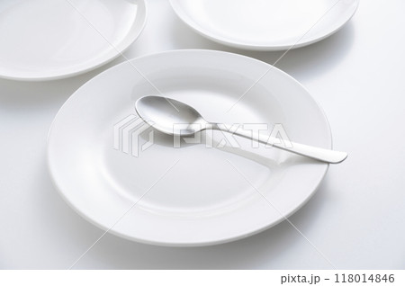 シンプルな白い皿とスプーン シンプルな白い皿とスプーン 118014846