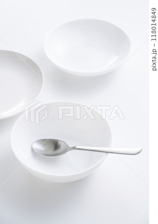 シンプルな白い皿とスプーン 118014849