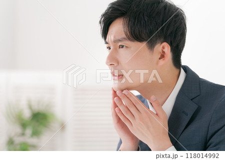 肌を気にするスーツの男性 118014992