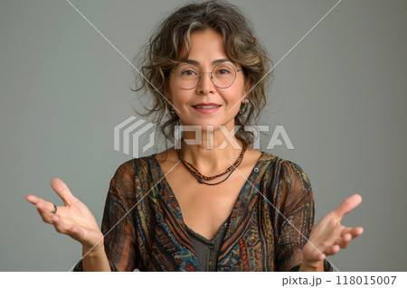 何か話している女性　ドキュメンタリー風4　AI生成画像 118015007