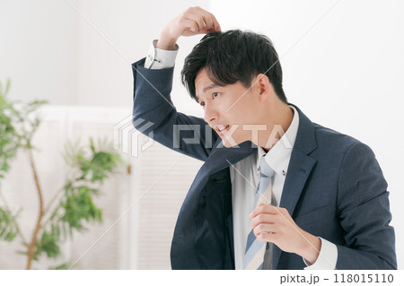 髪型を気にする若いサラリーマン 髪型を気にする若いサラリーマン 118015110