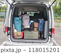 車の荷台に積んだキャンプ道具 118015201