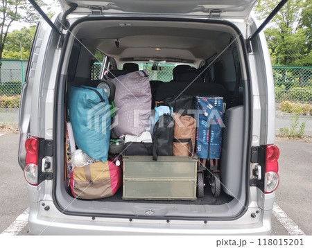 車の荷台に積んだキャンプ道具 118015201