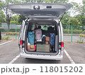 車の荷台に積んだキャンプ道具 118015202