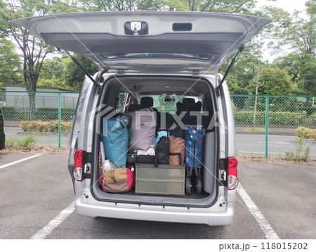 車の荷台に積んだキャンプ道具 118015202