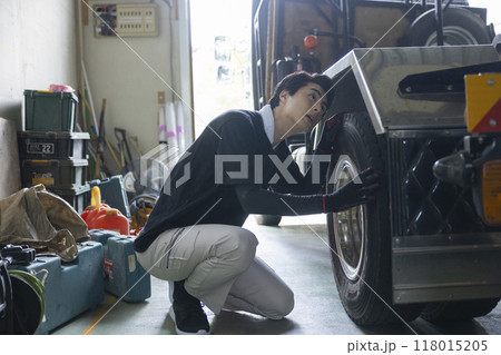 トラックで作業する作業員 トラックで作業する作業員 118015205