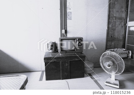 昭和レトロな家電が置かれた懐かしのモノクロ風景 118015236