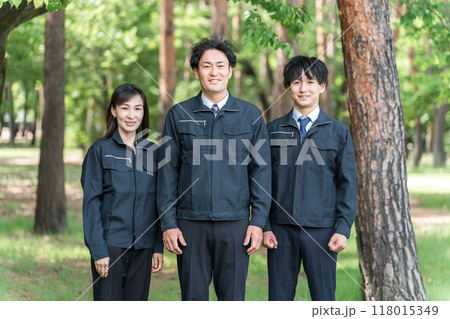 森林の中にいる林業・土木業の作業着姿の男女の作業員 118015349