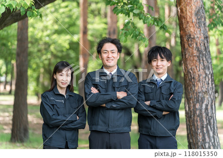 森林の中で腕組みをする林業・土木業の作業着姿の男女の作業員 118015350