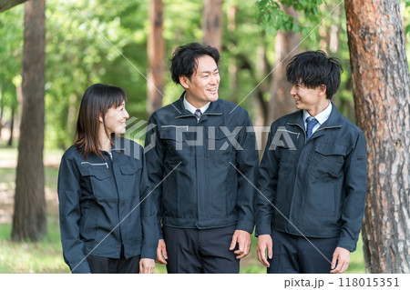 森林の中にいる林業・土木業の作業着姿の男女の作業員 118015351