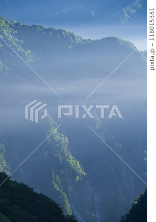 雲海流れる夏の山並み 雲海流れる夏の山並み 118015381
