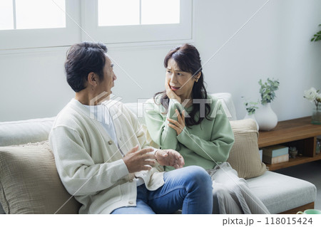 ショックな事があったリビングのミドル夫婦　　 118015424