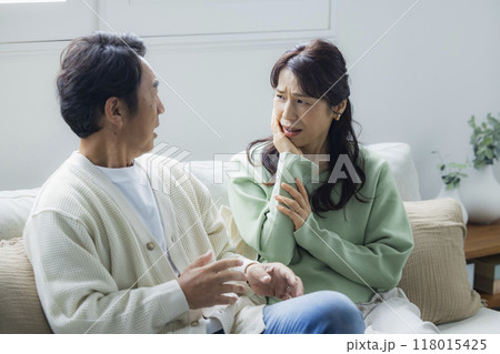 ショックな事があったリビングのミドル夫婦 ショックな事があったリビングのミドル夫婦 118015425