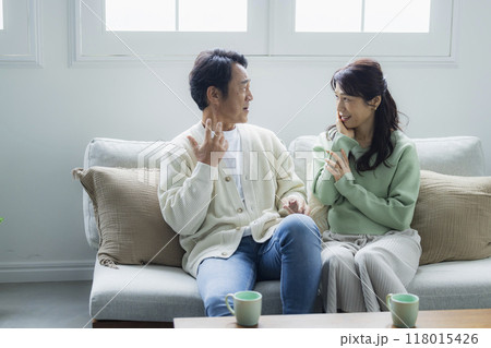 ショックな事があったリビングのミドル夫婦　　 118015426