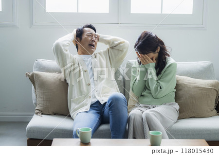 ショックな事があったリビングのミドル夫婦 ショックな事があったリビングのミドル夫婦 118015430