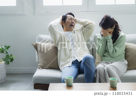 ショックな事があったリビングのミドル夫婦　　 118015431