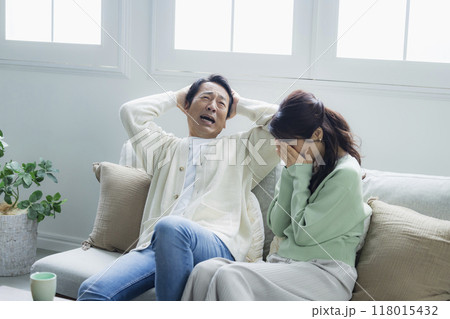 ショックな事があったリビングのミドル夫婦　　 118015432