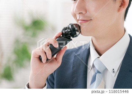 髭を剃るサラリーマン 髭を剃るサラリーマン 118015446