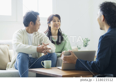 リビングのミドル夫婦 リビングのミドル夫婦 118015512