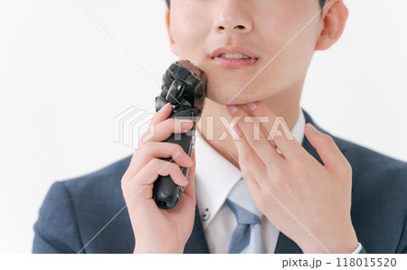 髭を剃るサラリーマンのパーツカット 118015520