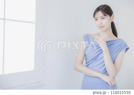 水色のドレスの女性 水色のドレスの女性 118015550