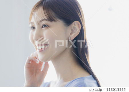 水色のドレスの女性　　 118015555