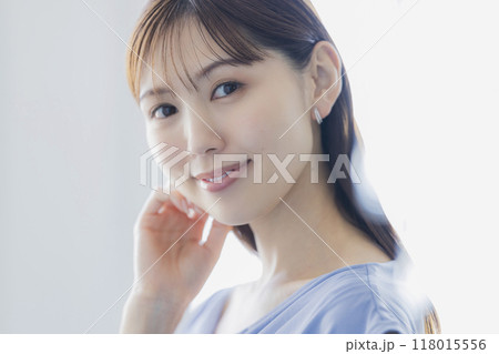 水色のドレスの女性　　 118015556