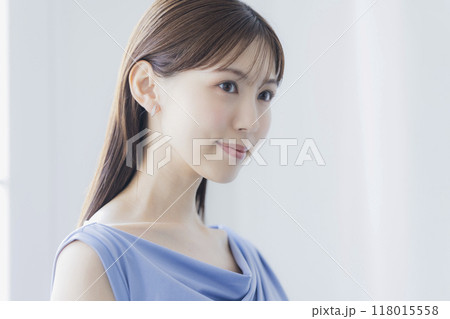水色のドレスの女性 水色のドレスの女性 118015558