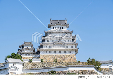 兵庫県姫路市　日本100名城　現存12天守の一つ　快晴の国宝姫路城天守 118015723