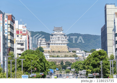 兵庫県姫路市　快晴の姫路城と大手前通り周辺の街並み 118015735