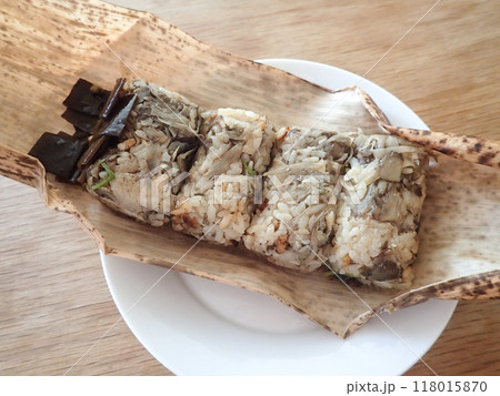 舞茸と焼き魚の俵むすび(鮎の炊き込みごはん) 舞茸と焼き魚の俵むすび(鮎の炊き込みごはん) 118015870