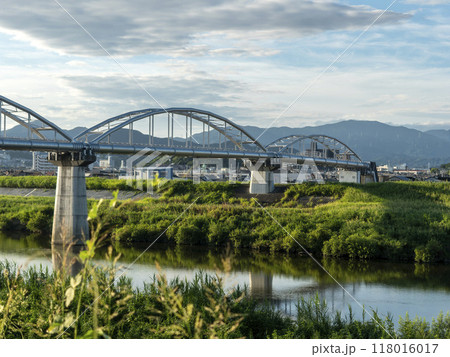 植物に覆われた真夏の大和川と水管橋 118016017