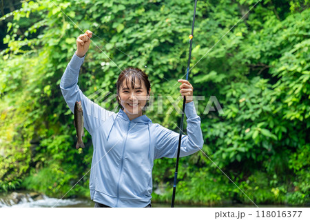 渓流で釣りをする女性　フィッシングを楽しむ女性 118016377