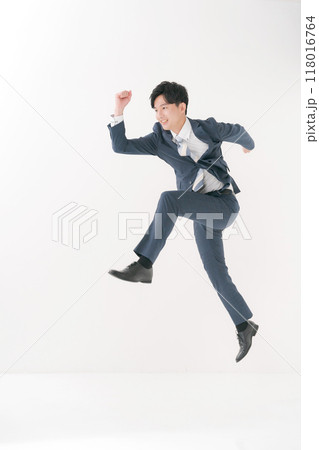 ジャンプするビジネスマン 118016764