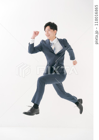 ダッシュするビジネスマン ダッシュするビジネスマン 118016865