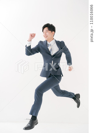 ダッシュするビジネスマン ダッシュするビジネスマン 118016866