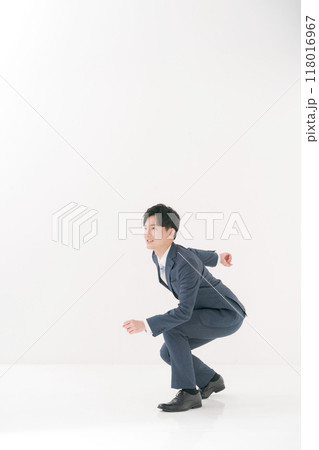 走ろうとするサラリーマン 118016967