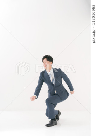 走ろうとするサラリーマン 118016968