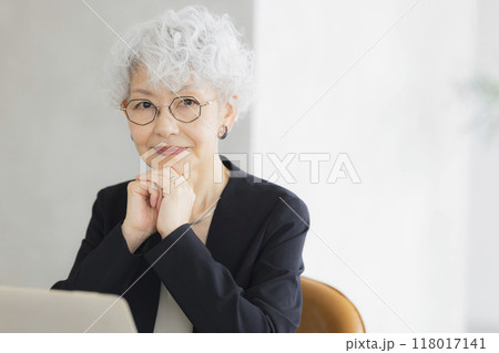 パソコンを操作するシニア女性 118017141