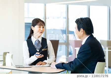 シニアの男性に説明するビジネスウーマン　校法人電波学園　東京電子専門学校 118017276