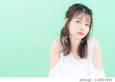 グリーンバックでスキンケアをする若い女性 118017443