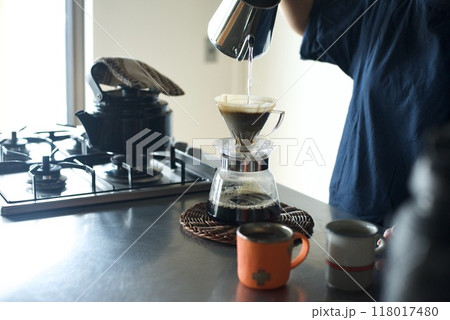 ハンドドリップでコーヒーを淹れているところ 118017480
