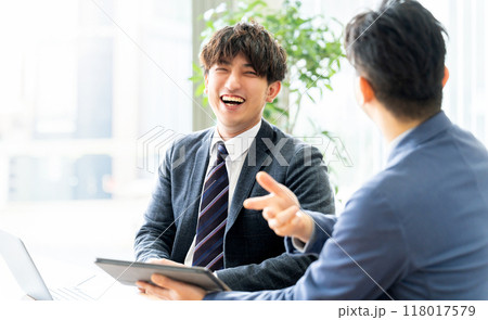 打ち合わせをする2人の男性ビジネスマン 118017579