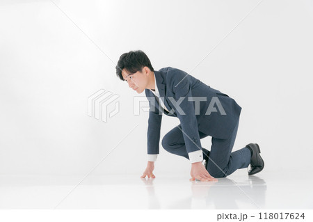クラウチングスタートのポーズをするサラリーマン クラウチングスタートのポーズをするサラリーマン 118017624