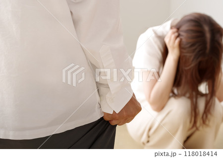 女性にDVをする暴力的な男性 118018414