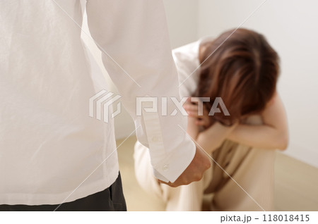女性にDVをする暴力的な男性 女性にDVをする暴力的な男性 118018415