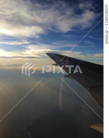 飛行機から見た夕焼け 118018920