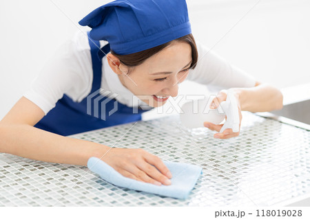 キッチンを掃除する家事代行サービスの女性 118019028